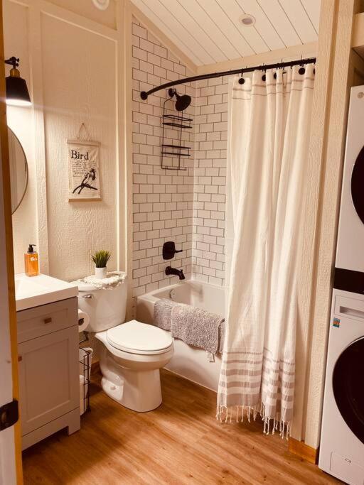 Ski-In Chalet: Private Hot Tub, Bonus Bunk House Fernie Exterior foto